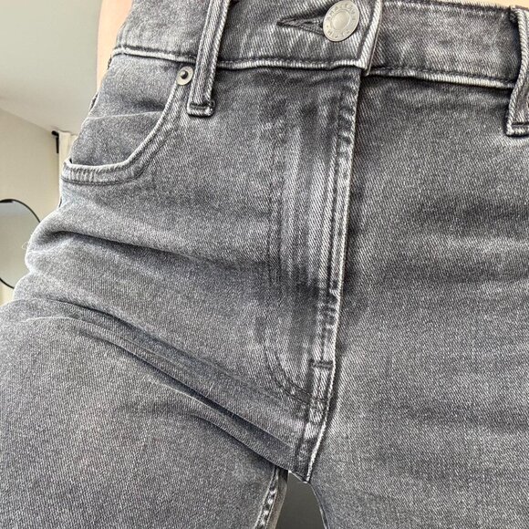 Everlane's iconic skinny straight jeans in the perfect black wash! - Picture 2 of 4